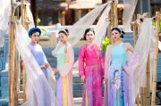 Tranh dân gian Đông Hồ tái hiện qua ngôn ngữ thời trang hiện đại