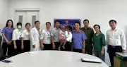 Trao giấy khai sinh cho bé trai 2 tuổi bị mẹ và cha dượng bạo hành ở TP.HCM