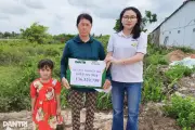 Trao hơn 136 triệu đồng đến người vợ làm mướn nuôi chồng bệnh và 3 con thơ