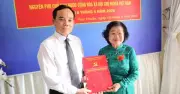 Trao huy hiệu 65 năm tuổi Đảng cho nguyên Phó chủ tịch nước Trương Mỹ Hoa