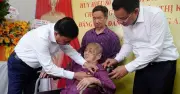 Trao Huy hiệu 80 năm tuổi Đảng tặng đảng viên lão thành Nguyễn Thị Khá