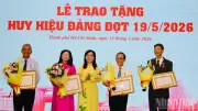 Trao Huy hiệu Đảng và tuyên dương điển hình học tập Bác