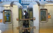 Trào lưu 'subway surfing' nguy hiểm: Hàng loạt thanh thiếu niên thiệt mạng vì quay video trên nóc tàu điện