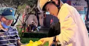 Trung úy Công an phát cơm miễn phí cho người vô gia cư và bệnh nhân nghèo tại TP.HCM
