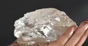 Vụ bán 3 viên kim cương giá phơi bày khủng hoảng ở quốc gia sống nhờ đá quý