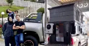 Vợ chồng bán nhà đưa 2 con đi khám phá thế giới bằng ô tô