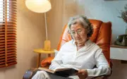 Về hưu đến sống với bạn trai, người phụ nữ khóc khi phát hiện màn kịch của cha con người tình