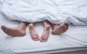 Vợ quỳ khóc nức nở bên đường sau khi bị chồng phát hiện ngoại tình