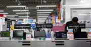 Vì sao laptop đắt hơn PC dù cấu hình tương tự?