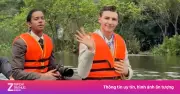 Video: 2 khách Tây mặc vest ngồi thuyền ở Ninh Bình gây sốt