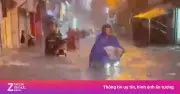 Video: Cơn mưa động biến nhiều tuyến phố Hà Nội thành sông
