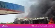 Video: Hai ô tô bốc cháy ngùn ngụt giữa trưa nắng nóng gần 40 độ C