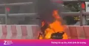 Video: Khoảnh khắc xe máy cháy ngùn ngụt trên cầu Bình Lợi