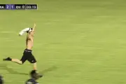 Video Lionel Messi bị fan cuồng lao xuống sân ôm chặt