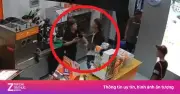 Video nữ nhân viên quán trà sữa bị thanh niên lao vào đánh tới tấp