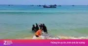 Video: Người dân nỗ lực đưa cá khủng về biển sau khi mắc cạn