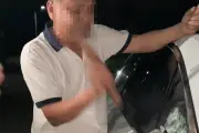 Video đập kính ô tô cứu bé gái mắc kẹt