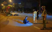Video phẫn nộ: Thanh niên đi xe máy lạng lách thông chốt tông bay rào sắt trong đêm
