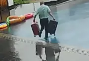 Video tưởng là lối đi, nhân viên khách sạn Trung Quốc rơi tõm xuống hồ bơi