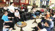 Văn nghệ sĩ trải nghiệm đường sắt và bảo tồn nghề dệt Dao Tiền