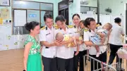 Vùng 3 Hải quân thăm, tặng quà trẻ mồ côi và con ngư dân Đà Nẵng