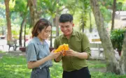 Xé nhãn trúng thưởng: Thói quen mới giữa trời nắng ở TP.HCM