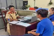 Xử phạt thanh niên bốc đầu xe máy ở TPHCM gây mất an toàn giao thông