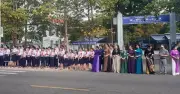 Xúc động hình ảnh hàng trăm học sinh tiễn biệt thầy giáo qua đời vì bạo bệnh
