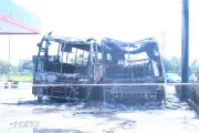 Xe đưa đón công nhân bốc cháy gần cây xăng ở Hưng Yên