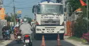 Xe bồn hàng chục tấn phớt lờ biển cấm trên đường mới nâng cấp
