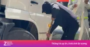 Xe phun nước rửa đường bị sụt hố giữa ngã tư Tràng Thi - Quán Sứ