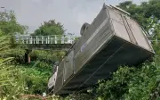Xe tải mất lái lao xuống kênh, tài xế nguy kịch