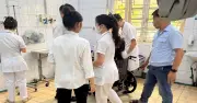 Xưởng va chạm với phao neo trên vịnh Hạ Long, 15 du khách rơi xuống biển