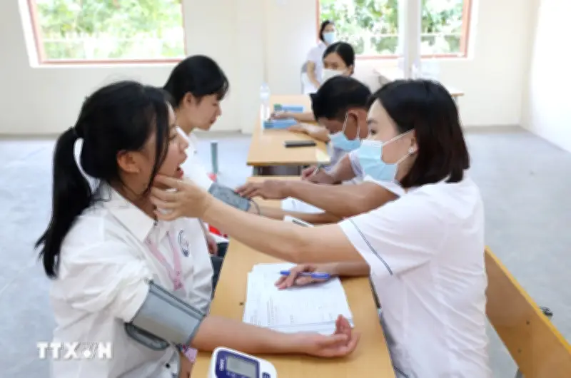 100 học sinh sinh viên sẽ được khám sức khỏe ít nhất mỗi năm một lần
