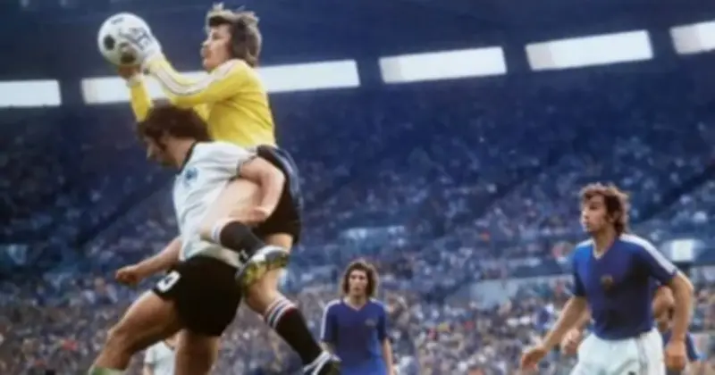 11 khoảnh khắc kỳ lạ nhất từng xảy ra trong lịch sử World Cup