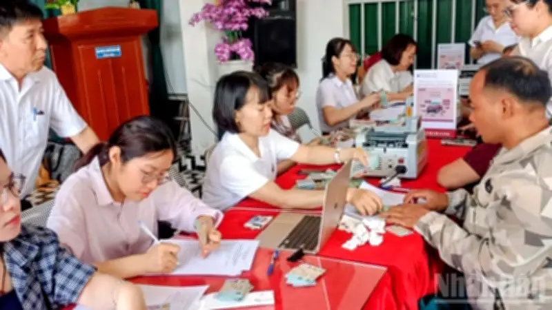 125 hộ dân vui vẻ nhận đền bù đất nông nghiệp cho dự án mở rộng Cụm công nghiệp Vũ Hội