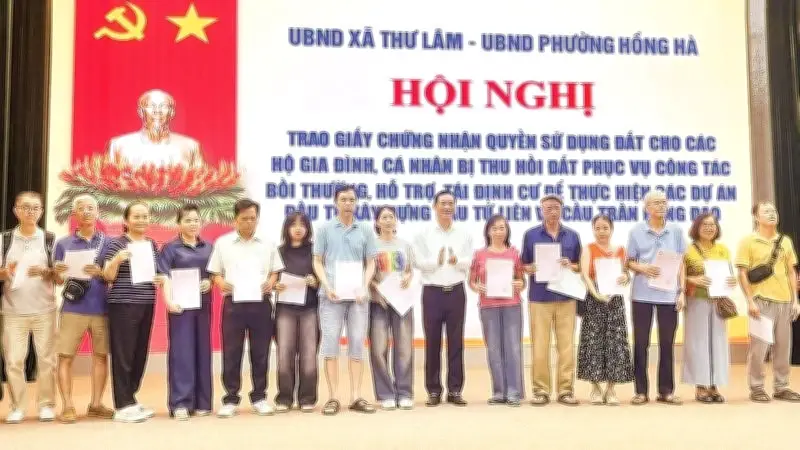 200 hộ dân phường Hồng Hà nhận sổ đỏ tái định cư cầu Trần Hưng Đạo