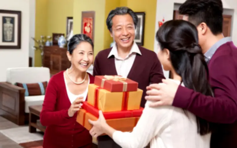 4 cách ứng xử của cha mẹ già nếu con dâu con rể thường xuyên để chạnh lòng