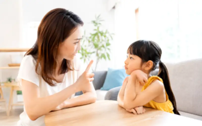 4 kiểu mẹ kéo lùi con cái khi đến tuổi trưởng thành