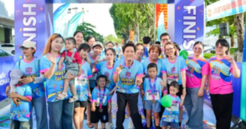 500 gia đình ba thế hệ cùng Trường Giang đi bộ tại Ngày hội gia đình Long Châu