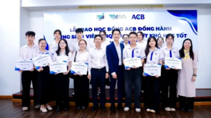 ACB trao 500 triệu đồng học bổng cho sinh viên vượt khó nhân 33 năm thành lập