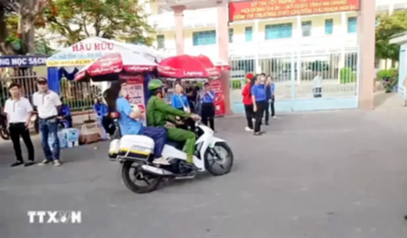 An Giang: Chiến sĩ công an chở thí sinh ngủ quên đến điểm thi kịp giờ