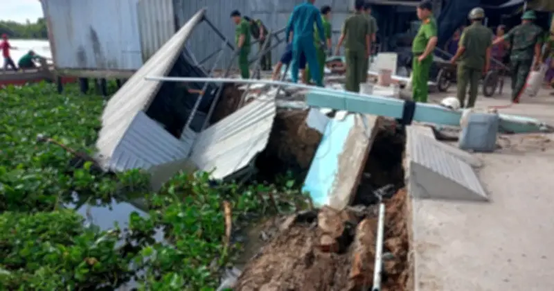 An Giang: Sạt lở bờ sông Cái, 3 căn nhà rơi xuống sông, thiệt hại hơn 1,7 tỉ đồng
