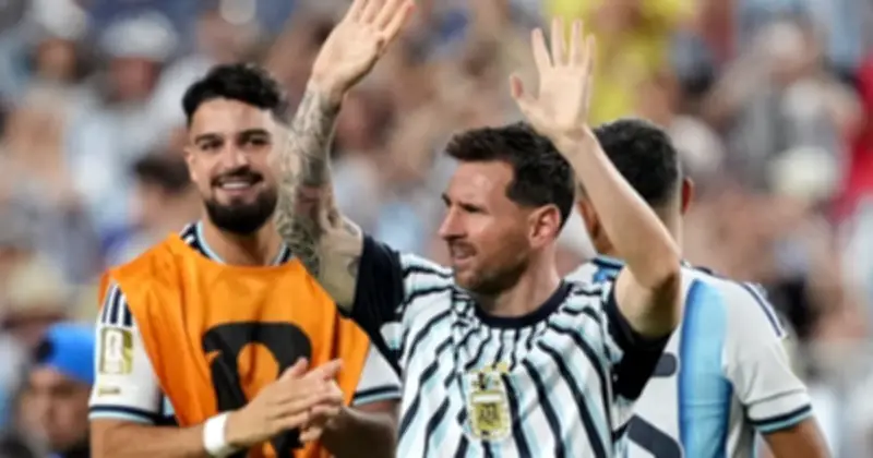Argentina tập luyện trở lại, Messi cười tươi sau hat-trick lịch sử