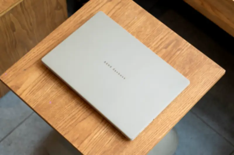 ASUS Zenbook A14: Laptop mỏng nhẹ 990g với chip Snapdragon X2 Elite và pin 70Wh