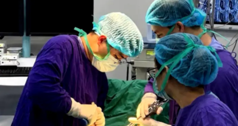 Đau lưng âm ỉ, người phụ nữ không ngờ liệt chân vì u máu tủy sống