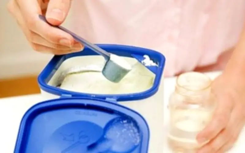 Bé 3 tháng tuổi ngộ độc nitrit vì pha sữa bằng nước rau