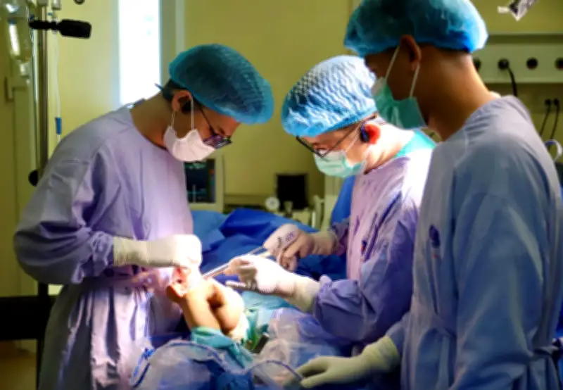 Bé 6 tuổi mắc ung thư xương được thay khớp tăng trưởng nhân tạo thành công