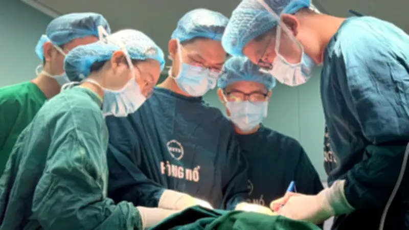 Bé 7 tuổi mang 'mai rùa' khổng lồ trên lưng sau 6 lần phẫu thuật đã đứng thẳng