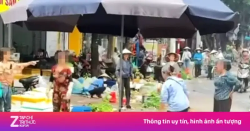 Bà bán rau bị chủ cửa hàng hải sản xịt nước thẳng mặt